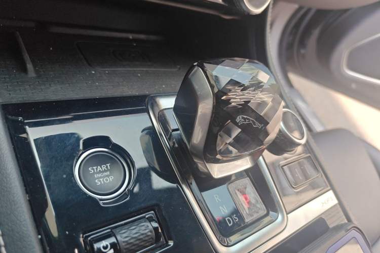 Used Jaguar XFL 2021 XFL 2.0T P250 All-Wheel-Drive Shimmering Black Sport Edition Gear Lever