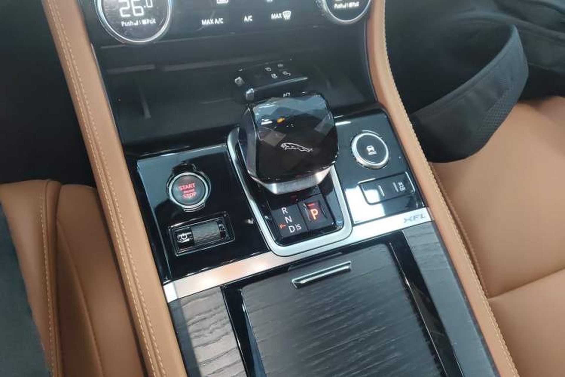 Used Jaguar XFL 2021 XFL 2.0T P250 All-Wheel-Drive Shimmering Black Sport Edition Gear Lever