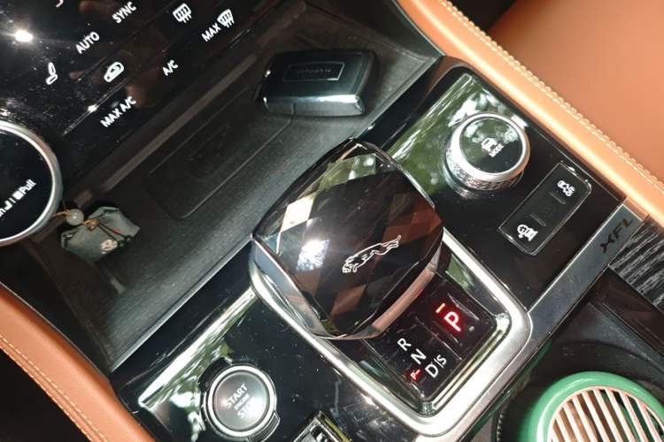 Used Jaguar XFL 2021 XFL 2.0T P250 Two-Wheel-Drive Elite Sport Edition Gear Lever