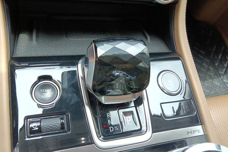 Used Jaguar XFL 2021 XFL 2.0T P250 Two-Wheel-Drive Luxury Deluxe Edition Gear Lever