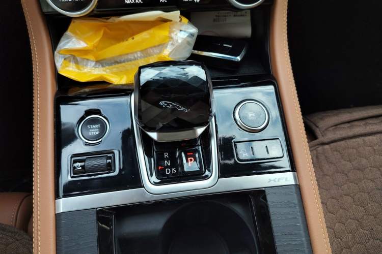 Used Jaguar XFL 2021 XFL 2.0T P250 Two-Wheel-Drive Elite Sport Edition Gear Lever