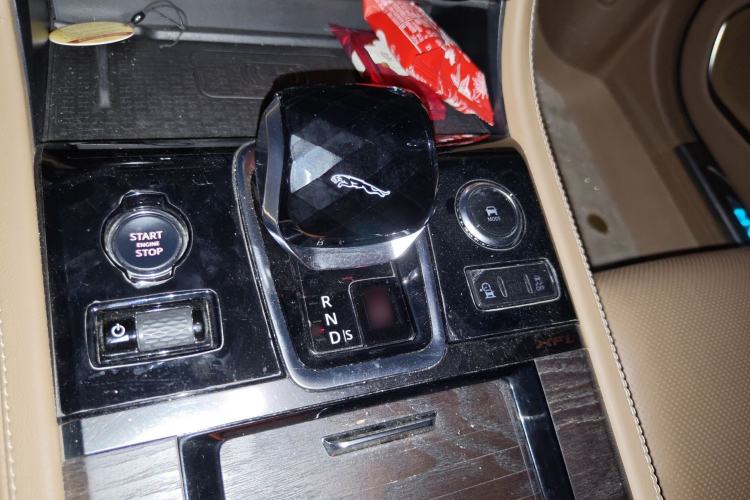 Used Jaguar XFL 2021 XFL 2.0T P250 Two-Wheel-Drive Luxury Deluxe Edition Gear Lever