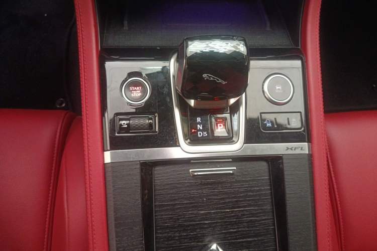 Used Jaguar XFL 2021 XFL 2.0T P250 Two-Wheel-Drive Elite Sport Edition Gear Lever