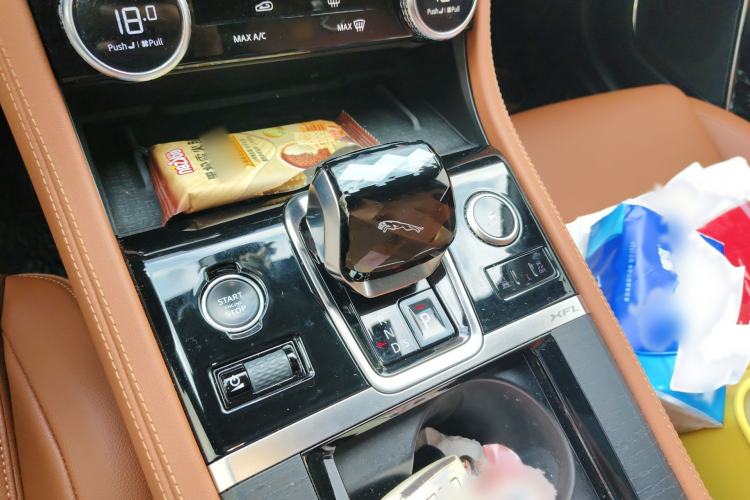 Used Jaguar XFL 2021 XFL 2.0T P250 All-Wheel-Drive Shimmering Black Sport Edition Gear Lever