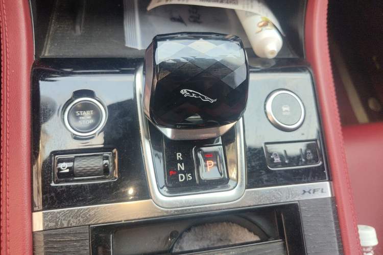 Used Jaguar XFL 2021 XFL 2.0T P250 All-Wheel-Drive Shimmering Black Sport Edition Gear Lever