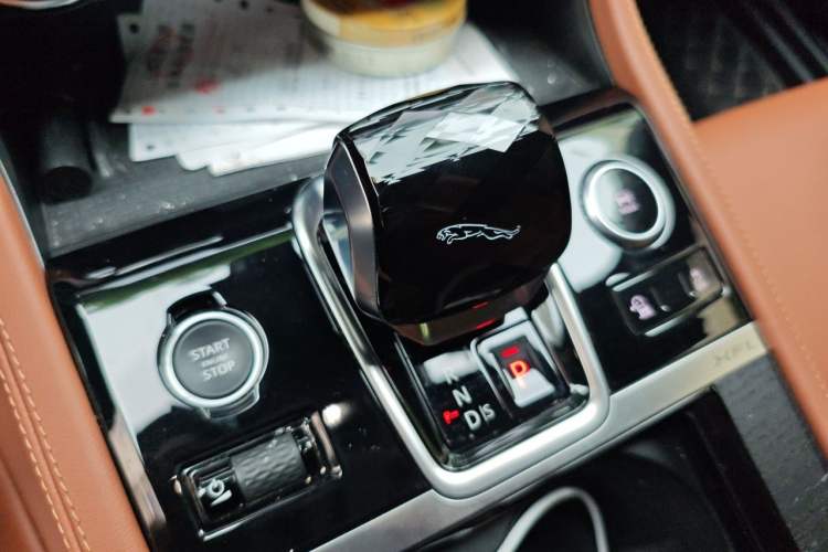Used Jaguar XFL 2021 XFL 2.0T P250 Two-Wheel-Drive Elite Sport Edition Gear Lever
