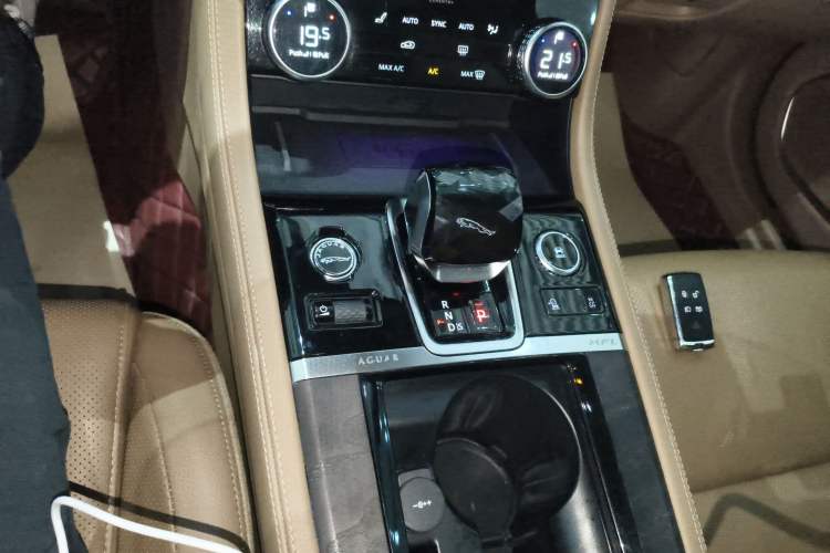 Used Jaguar XFL 2021 XFL 2.0T P250 Two-Wheel-Drive Luxury Deluxe Edition Gear Lever