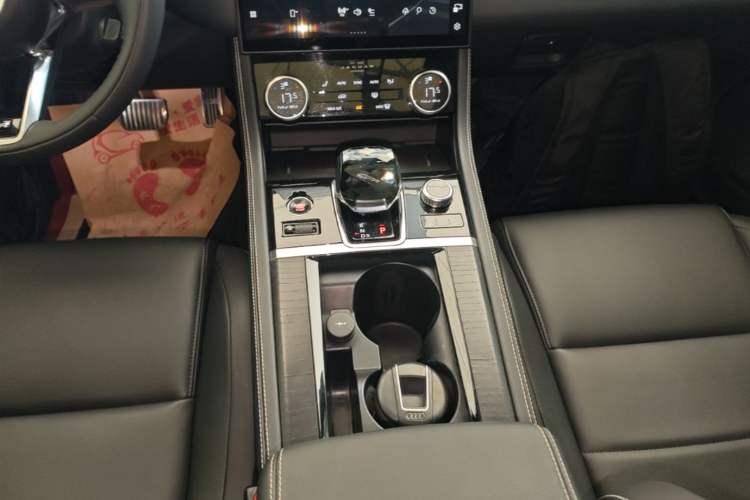 Used Jaguar XFL 2021 XFL 2.0T P250 All-Wheel-Drive Shimmering Black Sport Edition Gear Lever