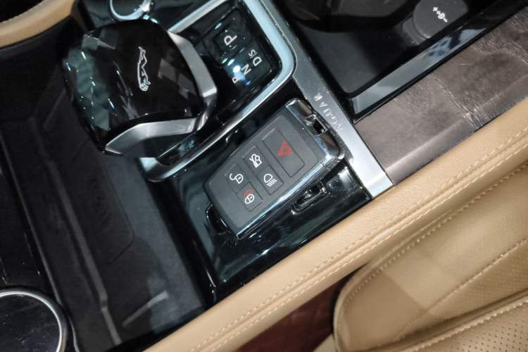 Used Jaguar XFL 2021 XFL 2.0T P250 Two-Wheel-Drive Luxury Deluxe Edition Interior 1