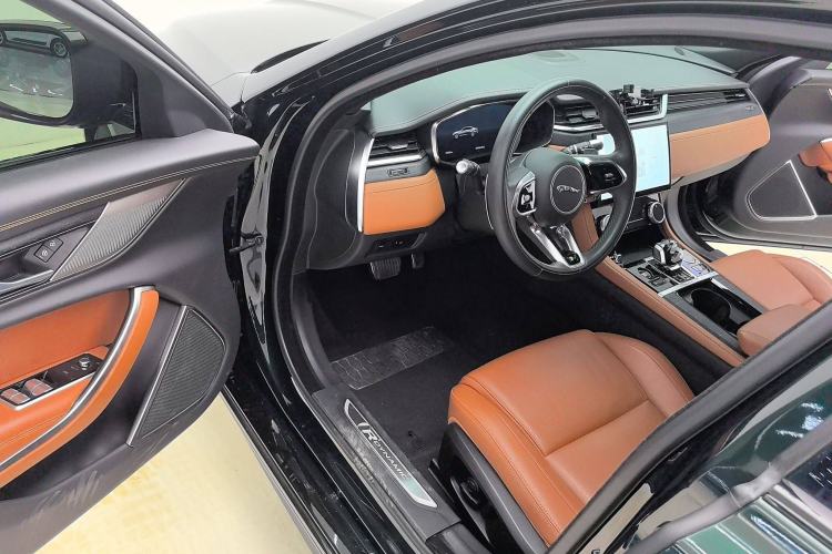 Used Jaguar XFL 2021 XFL 2.0T P250 All-Wheel-Drive Shimmering Black Sport Edition Interior 2