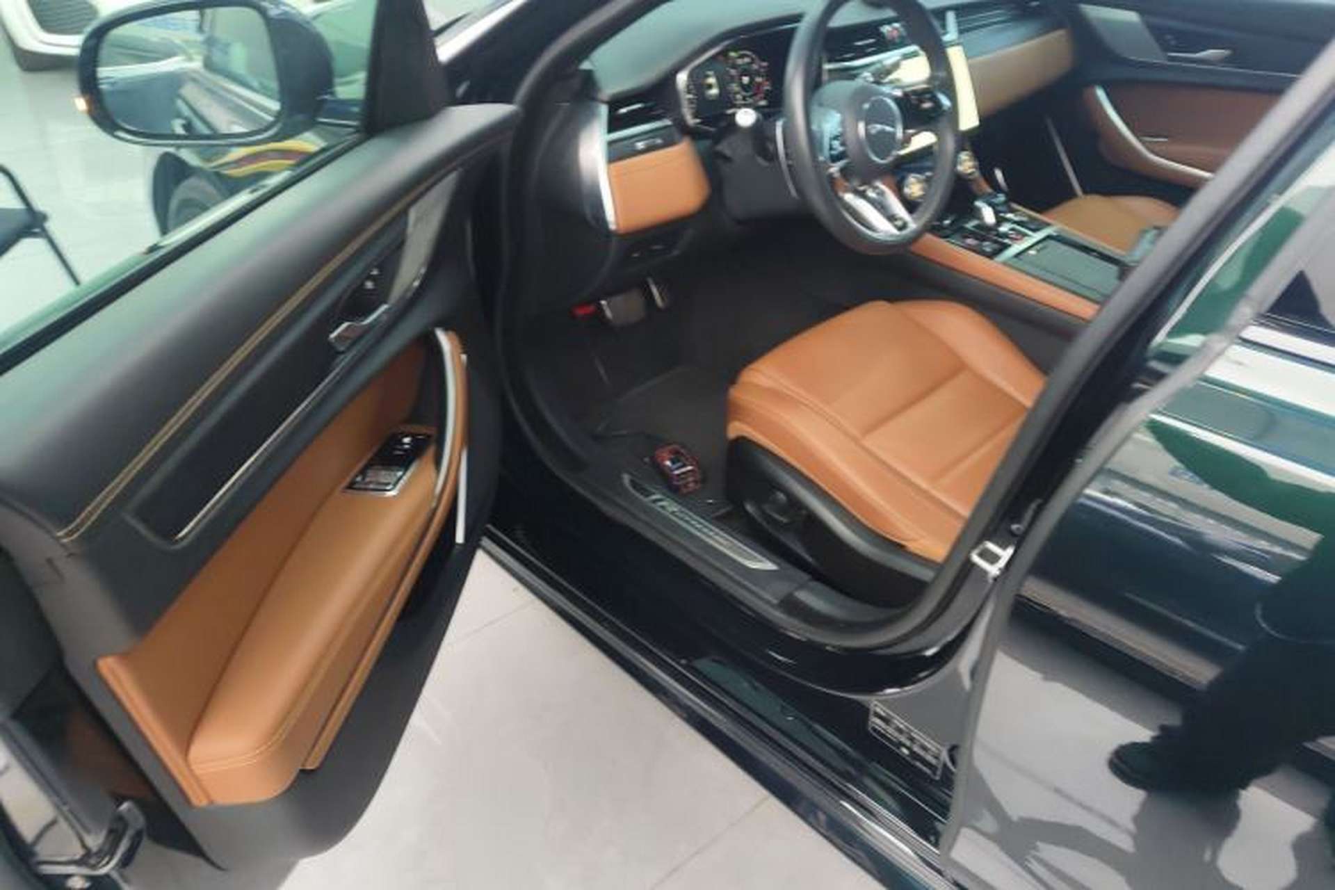 Used Jaguar XFL 2021 XFL 2.0T P250 All-Wheel-Drive Shimmering Black Sport Edition Interior 3