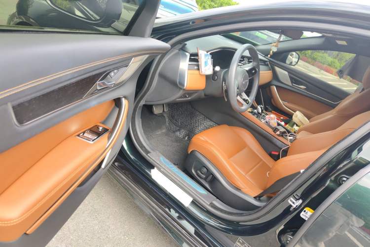 Used Jaguar XFL 2021 XFL 2.0T P250 All-Wheel-Drive Shimmering Black Sport Edition Interior 3