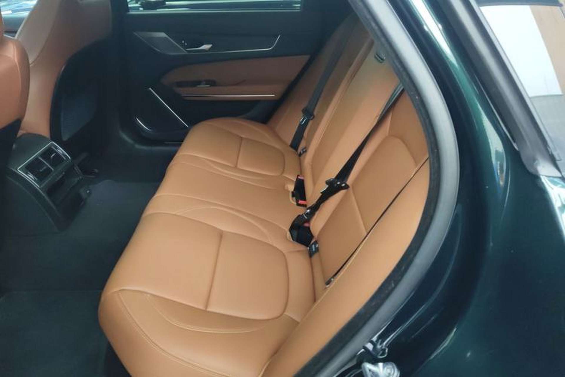 Used Jaguar XFL 2021 XFL 2.0T P250 All-Wheel-Drive Shimmering Black Sport Edition Interior 4