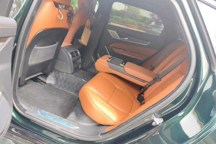 Used Jaguar XFL 2021 XFL 2.0T P250 All-Wheel-Drive Shimmering Black Sport Edition Interior 4