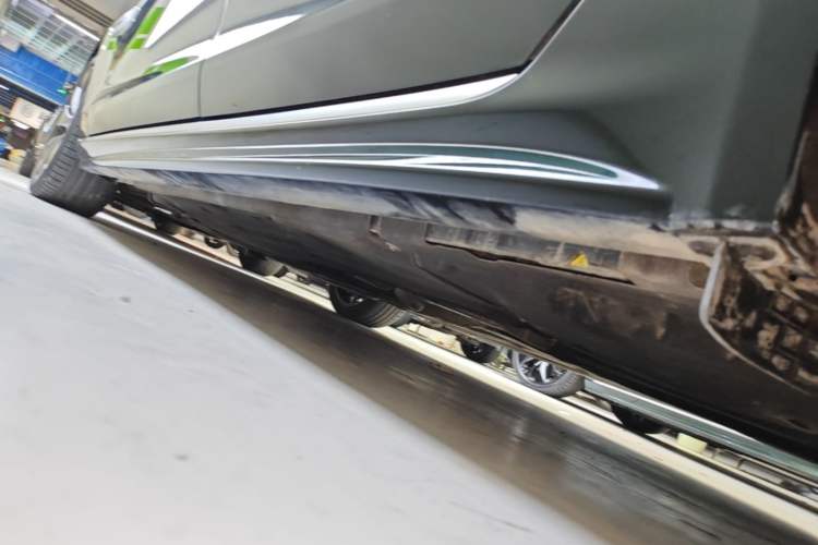 Used Jaguar XFL 2021 XFL 2.0T P300 All-Wheel-Drive Flagship Sport Edition Left Side Sill