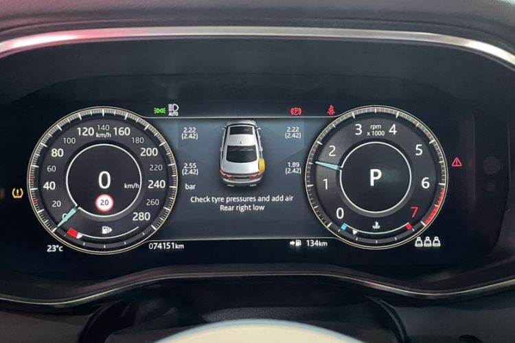 Used Jaguar XFL 2021 XFL 2.0T P250 Two-Wheel-Drive Luxury Deluxe Edition Odometer Close Up