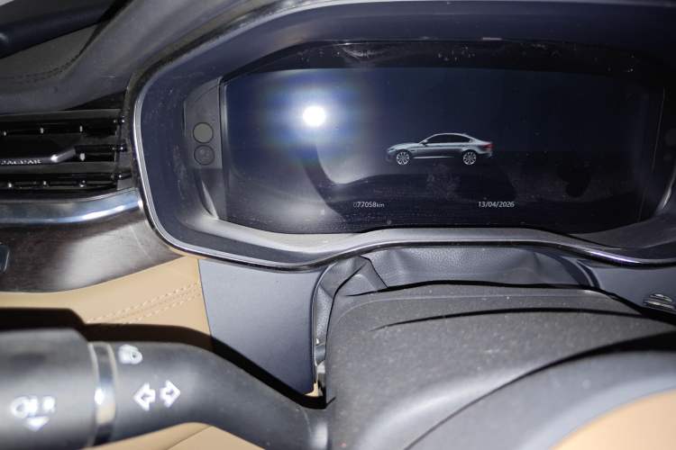 Used Jaguar XFL 2021 XFL 2.0T P250 Two-Wheel-Drive Luxury Deluxe Edition Odometer Close Up