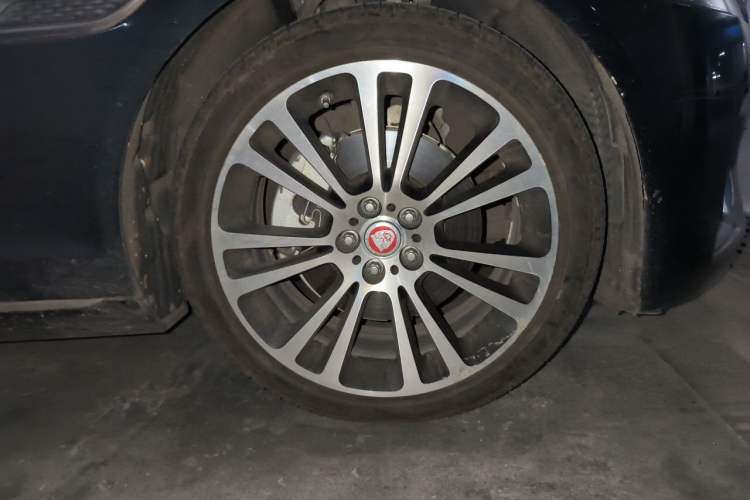 Used Jaguar XFL 2021 XFL 2.0T P250 Two-Wheel-Drive Luxury Deluxe Edition Right Front Wheel Hub