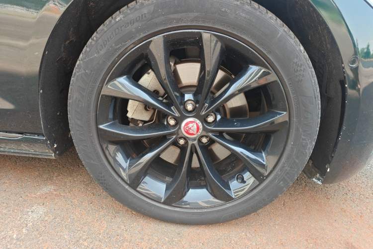 Used Jaguar XFL 2021 XFL 2.0T P250 All-Wheel-Drive Shimmering Black Sport Edition Right Front Wheel Hub