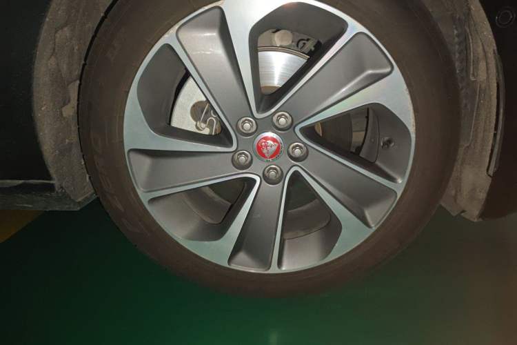 Used Jaguar XFL 2021 XFL 2.0T P200 Two-Wheel-Drive Elite Luxury Edition Right Front Wheel Hub