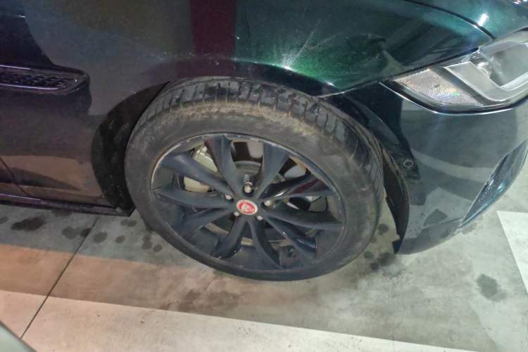 Used Jaguar XFL 2021 XFL 2.0T P250 All-Wheel-Drive Shimmering Black Sport Edition Right Front Wheel Hub