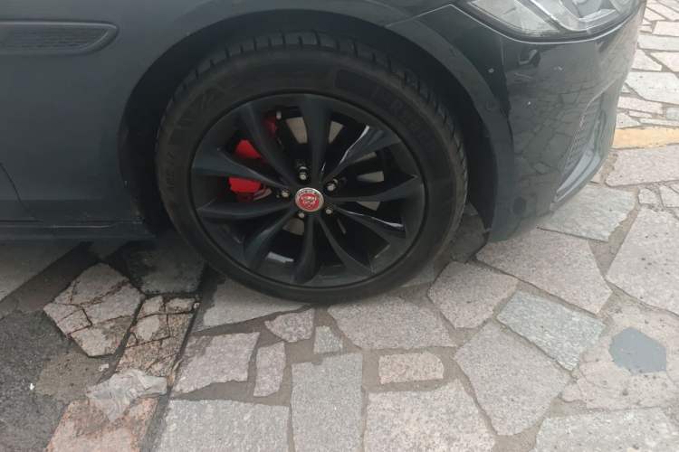 Used Jaguar XFL 2021 XFL 2.0T P250 All-Wheel-Drive Shimmering Black Sport Edition Right Front Wheel Hub