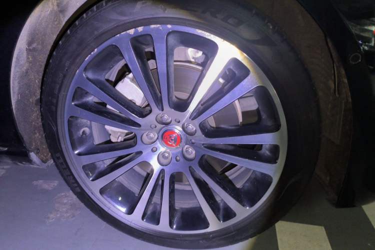 Used Jaguar XFL 2021 XFL 2.0T P250 Two-Wheel-Drive Luxury Deluxe Edition Right Front Wheel Hub