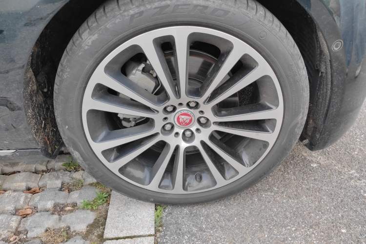 Used Jaguar XFL 2021 XFL 2.0T P250 Two-Wheel-Drive Luxury Deluxe Edition Right Front Wheel Hub