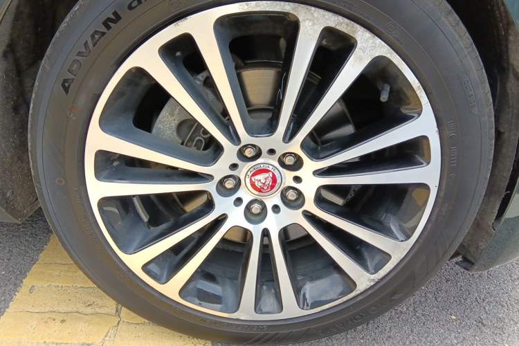 Used Jaguar XFL 2021 XFL 2.0T P250 Two-Wheel-Drive Luxury Deluxe Edition Right Front Wheel Hub
