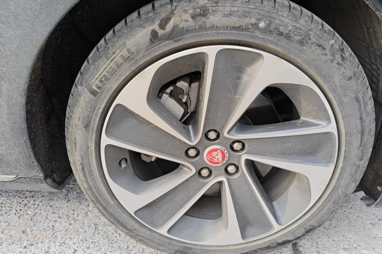 Used Jaguar XFL 2021 XFL 2.0T P200 Two-Wheel-Drive Elite Luxury Edition Right Front Wheel Hub