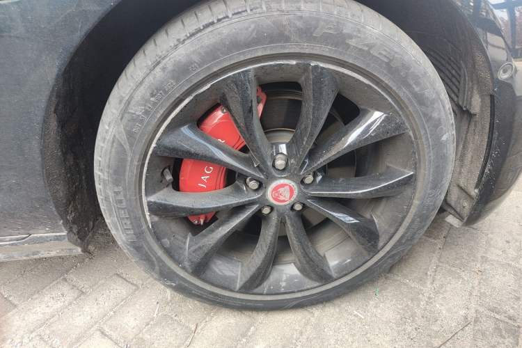 Used Jaguar XFL 2021 XFL 2.0T P250 All-Wheel-Drive Shimmering Black Sport Edition Right Front Wheel Hub