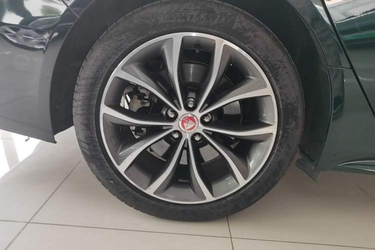 Used Jaguar XFL 2021 XFL 2.0T P250 Two-Wheel-Drive Elite Sport Edition Right Rear Wheel Hub