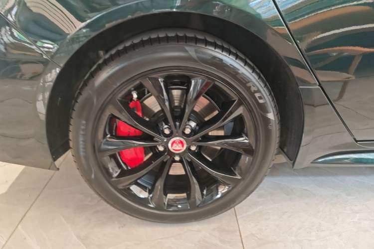 Used Jaguar XFL 2021 XFL 2.0T P250 All-Wheel-Drive Shimmering Black Sport Edition Right Rear Wheel Hub