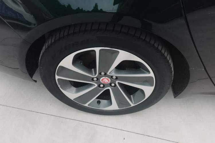 Used Jaguar XFL 2021 XFL 2.0T P200 Two-Wheel-Drive Elite Luxury Edition Right Rear Wheel Hub