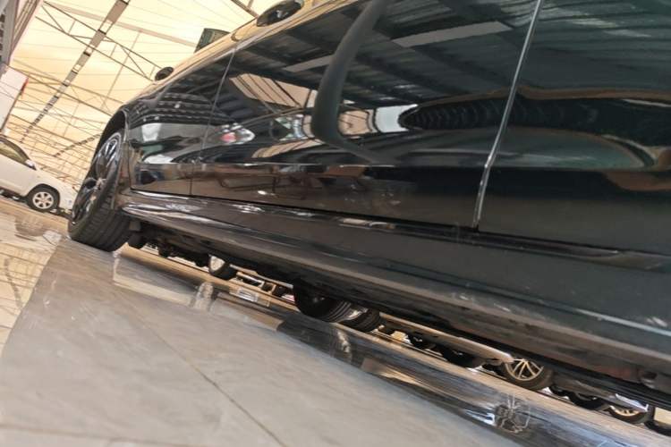 Used Jaguar XFL 2021 XFL 2.0T P250 All-Wheel-Drive Shimmering Black Sport Edition Right Side Sill