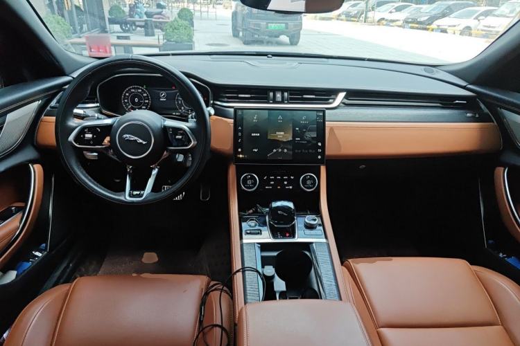 Used Jaguar XFL 2021 XFL 2.0T P250 All-Wheel-Drive Shimmering Black Sport Edition Center Console