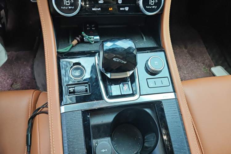 Used Jaguar XFL 2021 XFL 2.0T P250 All-Wheel-Drive Shimmering Black Sport Edition Gear Lever