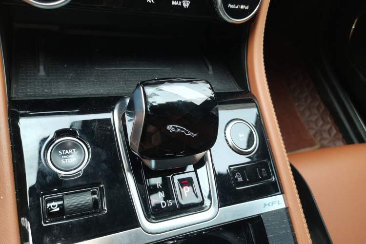 Used Jaguar XFL 2021 XFL 2.0T P250 Two-Wheel-Drive Elite Sport Edition Gear Lever