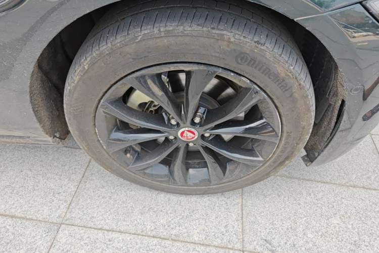 Used Jaguar XFL 2021 XFL 2.0T P250 All-Wheel-Drive Shimmering Black Sport Edition Right Front Wheel Hub