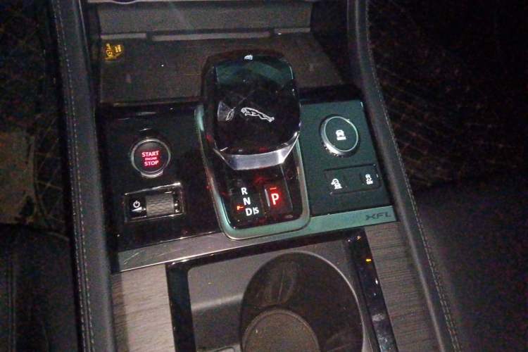 Used Jaguar XFL 2021 XFL 2.0T P200 Two-Wheel-Drive Elite Luxury Edition Gear Lever
