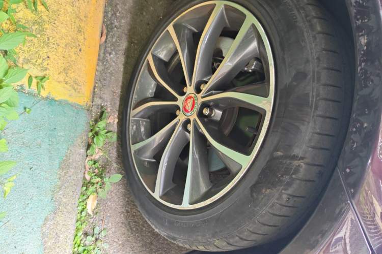 Used Jaguar XFL 2021 XFL 2.0T P250 Two-Wheel-Drive Elite Sport Edition Right Front Wheel Hub