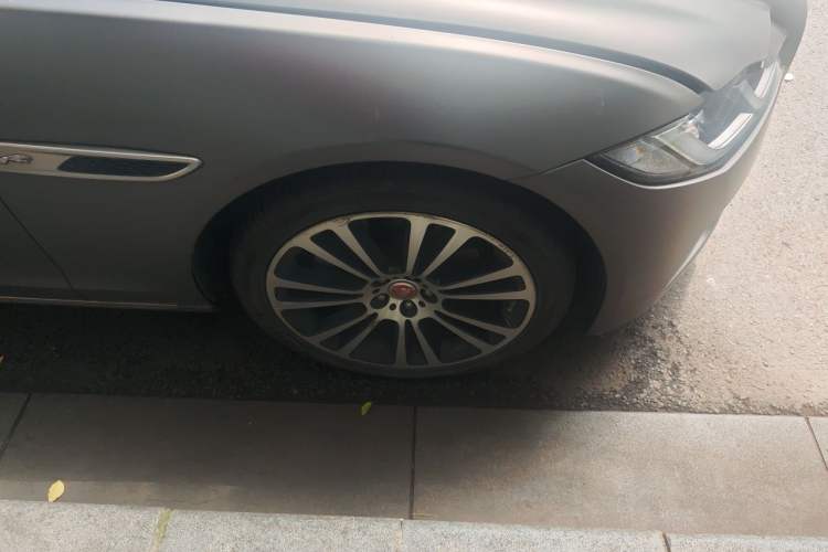 Used Jaguar XFL 2021 XFL 2.0T P250 Two-Wheel-Drive Luxury Deluxe Edition Right Front Wheel Hub