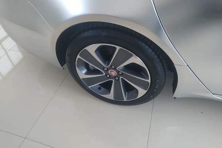 Used Jaguar XFL 2021 XFL 2.0T P200 Two-Wheel-Drive Elite Luxury Edition Right Rear Wheel Hub