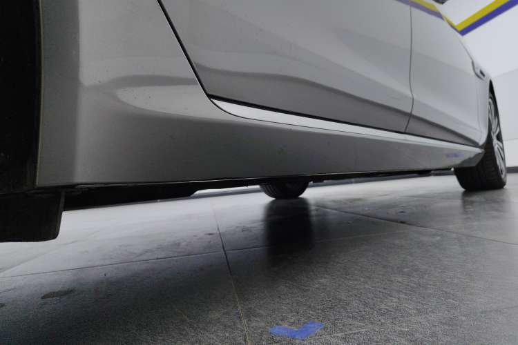 Used Jaguar XFL 2021 XFL 2.0T P250 Two-Wheel-Drive Luxury Deluxe Edition Right Side Sill