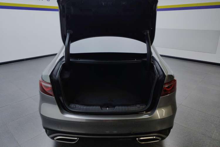 Used Jaguar XFL 2021 XFL 2.0T P250 Two-Wheel-Drive Luxury Deluxe Edition Trunk