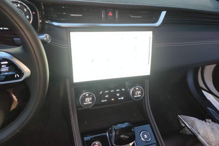 Used Jaguar XFL 2021 XFL 2.0T P250 All-Wheel-Drive Shimmering Black Sport Edition Audio And AC Panel