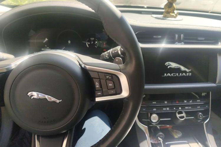 Used Jaguar XFL 2021 XFL 2.0T P250 Two-Wheel-Drive Luxury Deluxe Edition Center Console