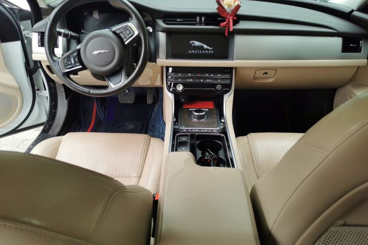 Used Jaguar XFL 2021 XFL 2.0T P250 Two-Wheel-Drive Luxury Deluxe Edition Center Console