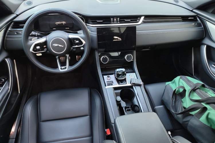 Used Jaguar XFL 2021 XFL 2.0T P250 All-Wheel-Drive Shimmering Black Sport Edition Center Console