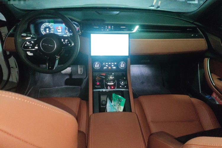 Used Jaguar XFL 2021 XFL 2.0T P250 All-Wheel-Drive Shimmering Black Sport Edition Center Console